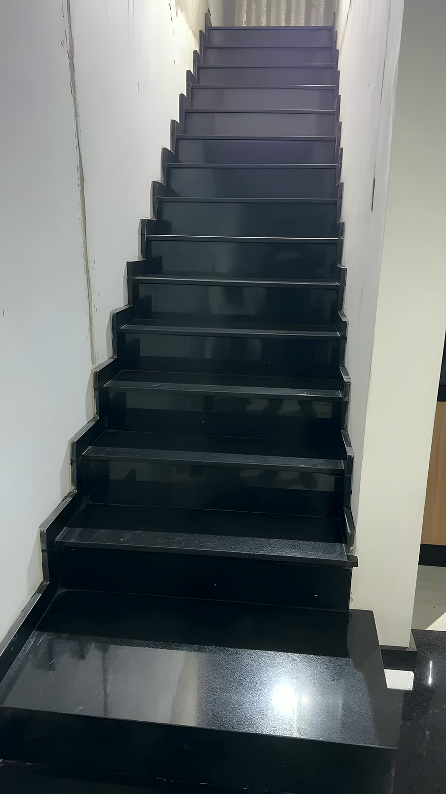Escada revestida em granito Preto São Gabriel
